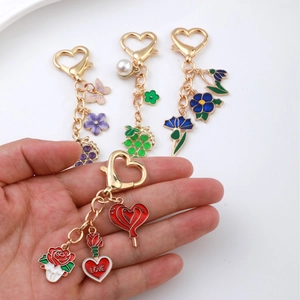 Porte-clés cœur doré avec breloques en émail coloré de fleurs et de raisins pastoraux
