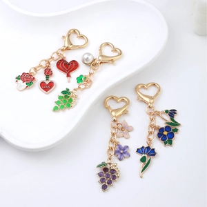 Porte-clés en métal à motif floral et raisin avec finition dorée et fermoir cœur