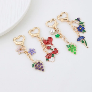 Porte-clés en métal fleurs et raisins avec charms en émail coloré et fermoirs mousqueton cœur