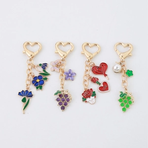 Porte-clés en métal style floral et raisin avec fermoir cœur et pendentifs en émail
