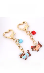 Détail du porte-clés teckel mignon avec mousqueton coeur et pendentif chien en émail