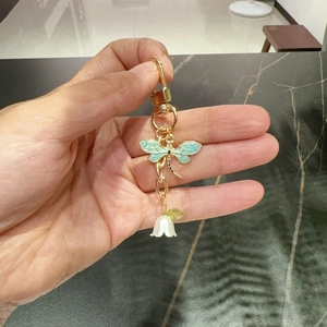 Exquisiter Libellen und Maiglöckchen Schlüsselanhänger mit goldenem Karabinerverschluss