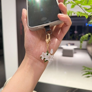 Ciondolo per telefono giglio bianco con chiusura a cuore dorata e foglia in metallo