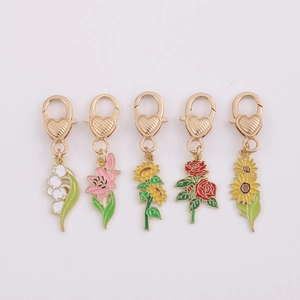 Lot de cinq porte-clés émaillés tournesol et rose avec fermoirs dorés en forme de cœur