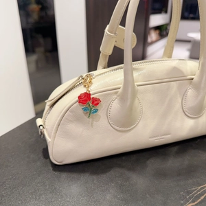 Borsa bowling bianco crema con ciondolo a rosa rossa smaltata e trama in pelle