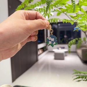 Portachiavi con fiori in smalto blu e chiusura a cuore dorata per borse e zaini