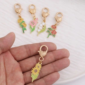 Porte-clés bouquets fleurs émaillées tournesol et rose avec fermoir en forme de cœur