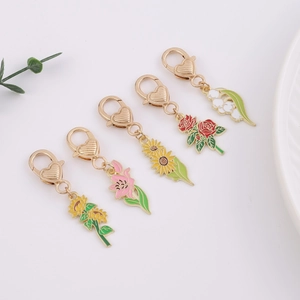 Lot de porte-clés fleurs en émail doré avec tournesol et rose et fermoir mousqueton