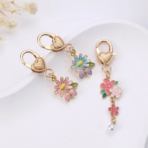 Doux Porte-clés Floral en Émail Avec Fermoir Cœur Pendentif Coccinelle Marguerite Alliage Doré Charms de Sac Femme Bijoux