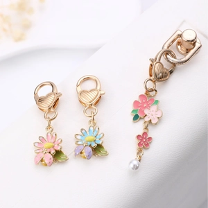 Lot de porte-clés à pendentifs fleurs en émail coloré avec fermoirs mousquetons