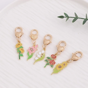 Lot de porte-clés émaillés tournesol et rose avec fermoirs mousquetons dorés en cœur