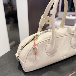Sac à main Boston en cuir grainé avec pendentif floral en émail rose et perle élégante