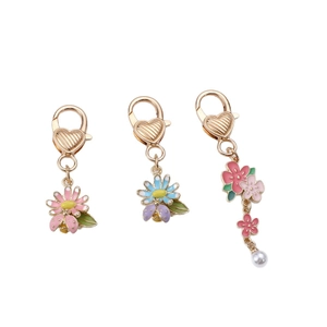 Trois porte-clés floraux colorés en alliage avec fermoirs mousquetons dorés