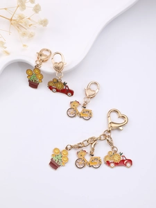 Vue macro des porte-clés tournesol avec pendentifs de camion vintage et de bicyclette