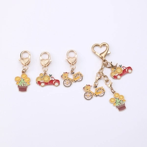 Pendentifs tournesol en émail avec camion rouge et vélo sur mousquetons dorés élégants