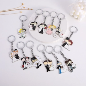 Porte-clés mariage couple de dessins animés en alliage de zinc avec finition émail coloré