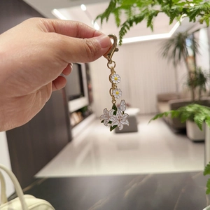 Exquisite gold metal lily and daisy floral keychain with green leaves for bags