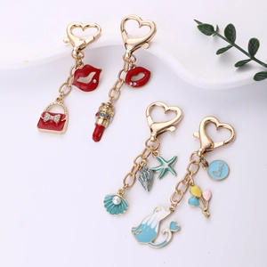 Porte-clés tendance en émail avec motifs de rouge à lèvres et chat sur fond blanc
