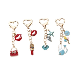 Lot de porte-clés tendance en émail avec pendentifs rouge à lèvres, chat et coquillages