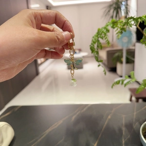 Goldener Libellen und Maiglöckchen Schlüsselanhänger mit blaugrünen Flügeln und Karabiner