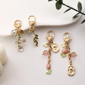Portachiavi a tulipano e cuore in oro con ciondoli a fiori in smalto rosa chic