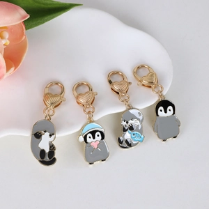 Simpatico Portachiavi in Metallo con Pinguino e Lontra Marina Lega di Zinco Smalto Ciondolo per Borsa Gioielli per Donne Ragazze Bambini Regalo