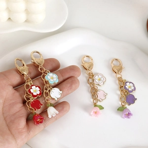 Porte-clés muguet avec pétales en émail coloré et fermoir mousqueton en forme de cœur