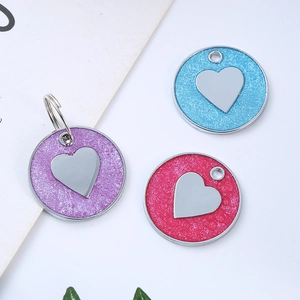 Funkelnde Haustiermarken mit Glitzer und Herz-Detail in den Farben Lila, Blau und Rot
