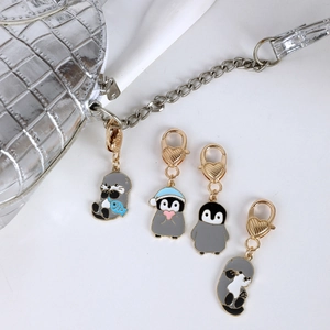 Set di portachiavi creativi in metallo con ciondoli a forma di pinguino e lontra e cuore