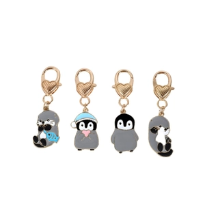 Set di quattro portachiavi a forma di pinguino e lontra con ganci dorati a cuore