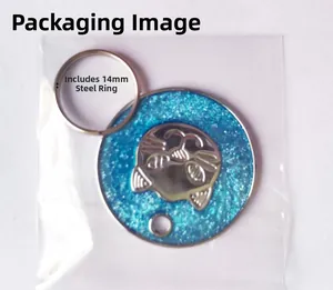 Détail du médaillon pour animaux bleu pailleté avec un anneau en acier poli de 14 mm