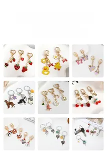 Collection détaillée de porte-clés créatifs en émail avec motifs de fruits et animaux