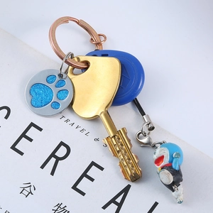 Porte-clés patte de chien en alliage avec breloque Doraemon et badge RFID bleu sur blanc