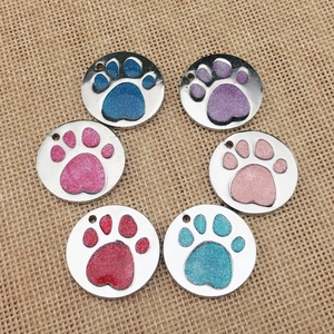 Vue de six médailles colorées à paillettes avec empreintes de pattes pour animaux