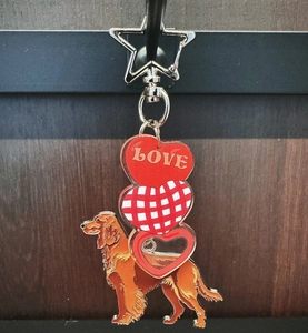 Porte-clés Golden Retriever avec cœurs rouges et fermoir étoile sur fond de bois