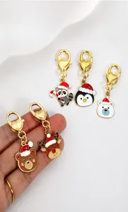 Détail de porte-clés de Noël avec fermoir coeur doré et finition en émail coloré