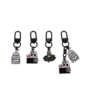 Set di portachiavi gotici con teschio in smalto e ganci in metallo nero lucido