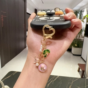 Porte-clés tulipe coeur en métal avec perles et breloques sur une coque de portable