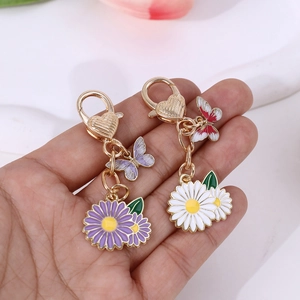 Porte-clés marguerite et papillon avec crochets en forme de cœur, modèles violet et blanc