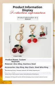 Détail d'un lot de porte-clés cerise rouge en alliage de zinc avec finitions dorées
