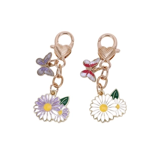 Lot de porte-clés marguerite et papillon avec fermoirs en forme de cœur dorés