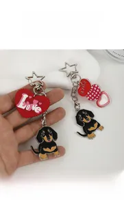 Detailansicht des Dackel-Schlüsselanhängers mit LOVE-Herzanhänger und Stern-Schlüsselring
