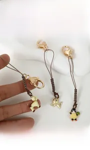 Vue détaillée des porte-clés émaillés avec motifs de petits chiens et de chats