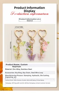 Détail de trois porte-clés fleurs et papillons avec attaches dorées en forme de cœur