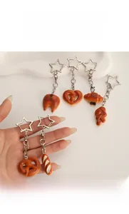 Dettaglio di portachiavi a forma di baguette e croissant con ganci in metallo a stella