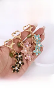 Dettaglio di portachiavi a fiore fatti a mano con smalto e perle per borse alla moda