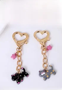 Portachiavi gatto con ciondolo a stella rosa smaltato e chiusura a forma di cuore