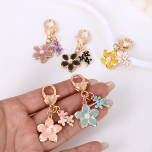 Porte-clés créatifs en émail fleurs de cerisier avec perles et fermoir cœur en cinq coloris