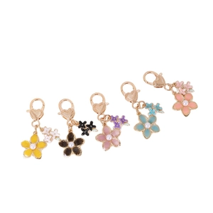 Lot de 5 porte-clés fleurs de cerisier en métal avec fermoirs cœur et perles