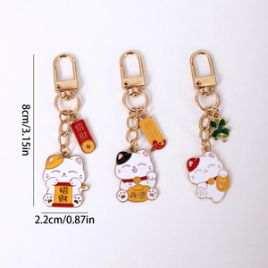 Trois porte-clés chat Maneki Neko en métal doré avec des breloques en émail coloré